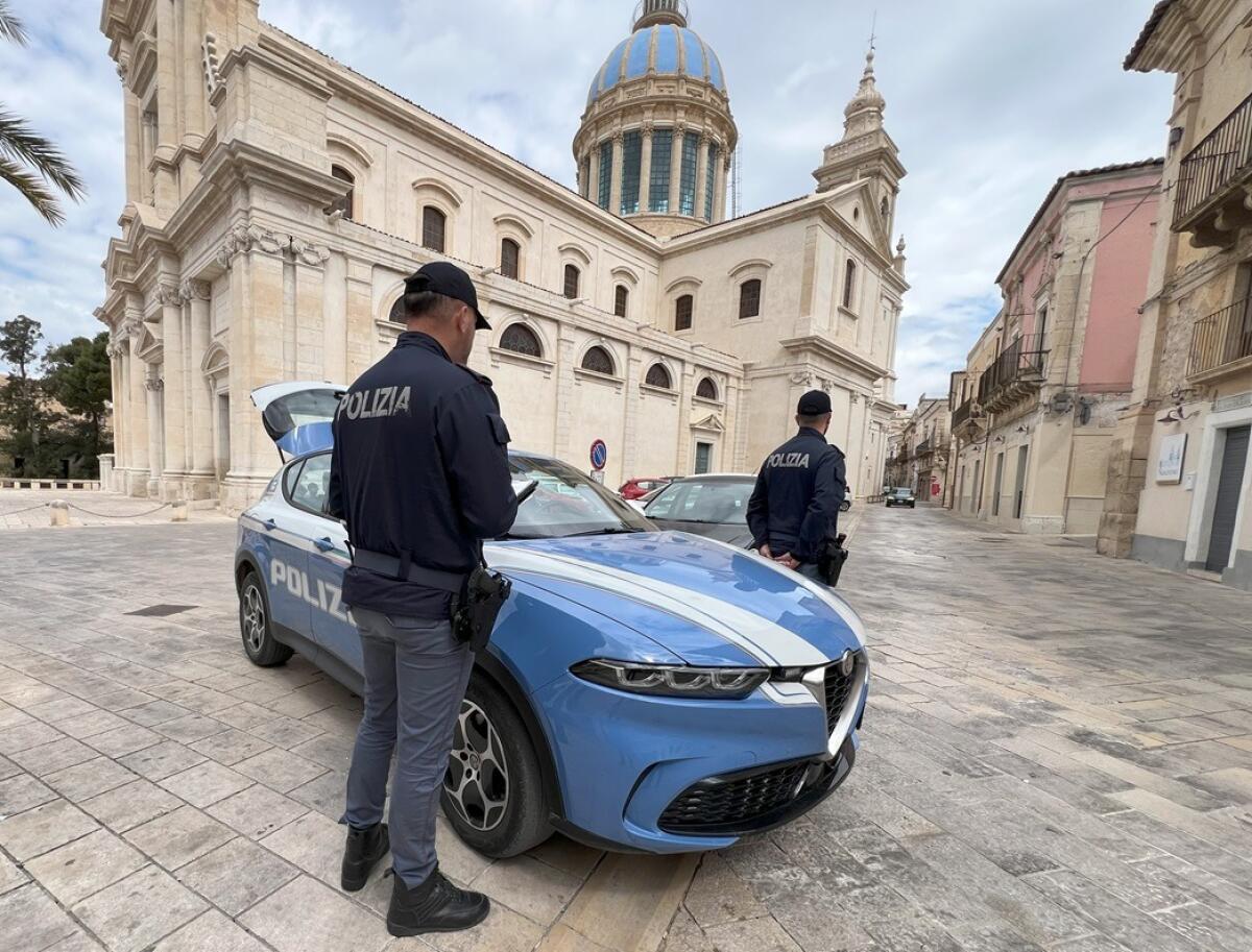 Arresto clamoroso a Ragusa | La polizia affronta un giovane violento in un drammatico "codice rosso" -