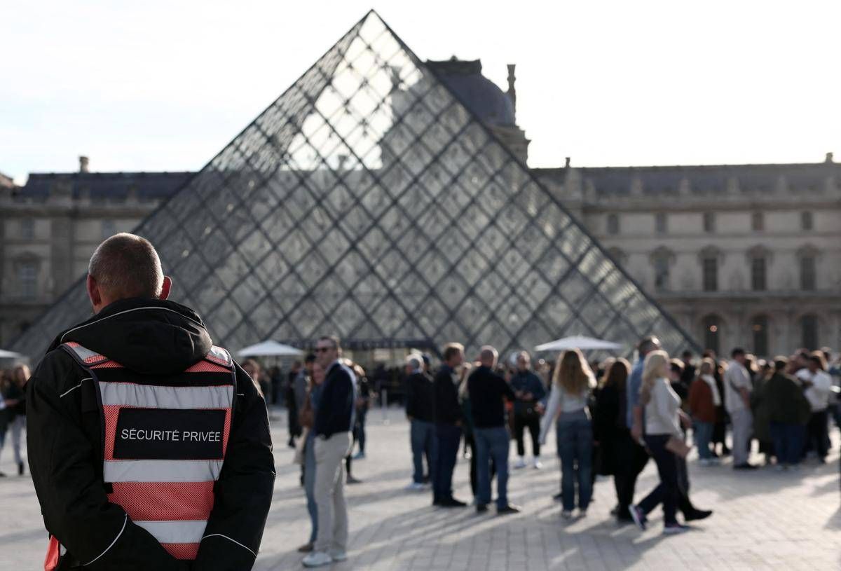 Furto al Louvre, media: "Arrestato terzo sospetto" -