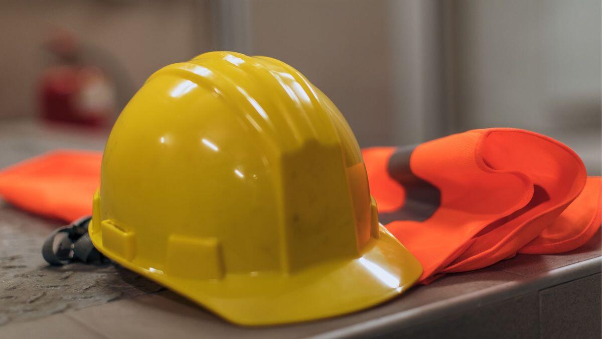 Schiacciati da pesanti lastre di vetro in un'azienda: è ancora sicuro lavorare in queste condizioni? - 