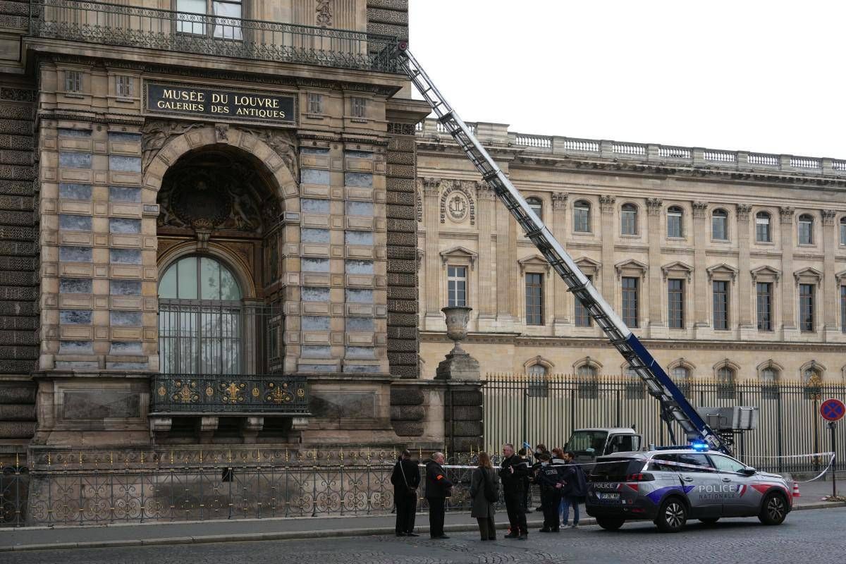 Louvre, il furto da film in 7 minuti. Macron: "Recupereremo i gioielli" -