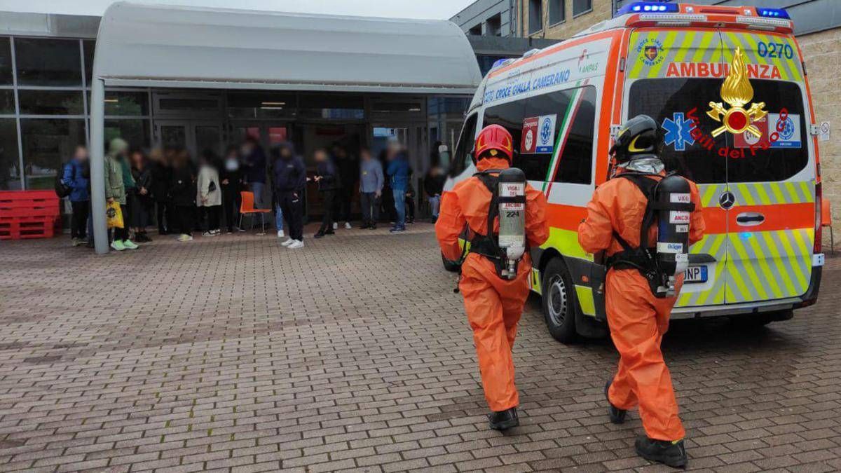 Ancona, scuola evacuata per sostanza urticante nell'aria: tre ragazzi in ospedale -
