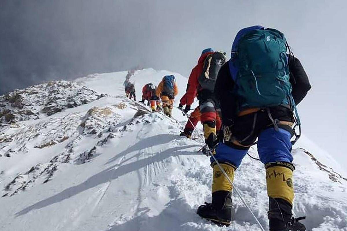 Everest, un morto e oltre 200 alpinisti ancora bloccati da bufera di neve - 