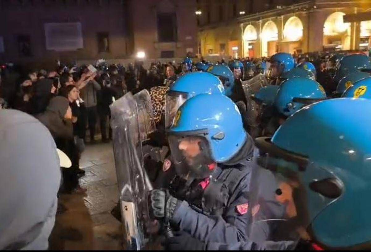 Bologna, tensione durante manifestazione Giovani Palestinesi: idranti e cariche della Polizia - 