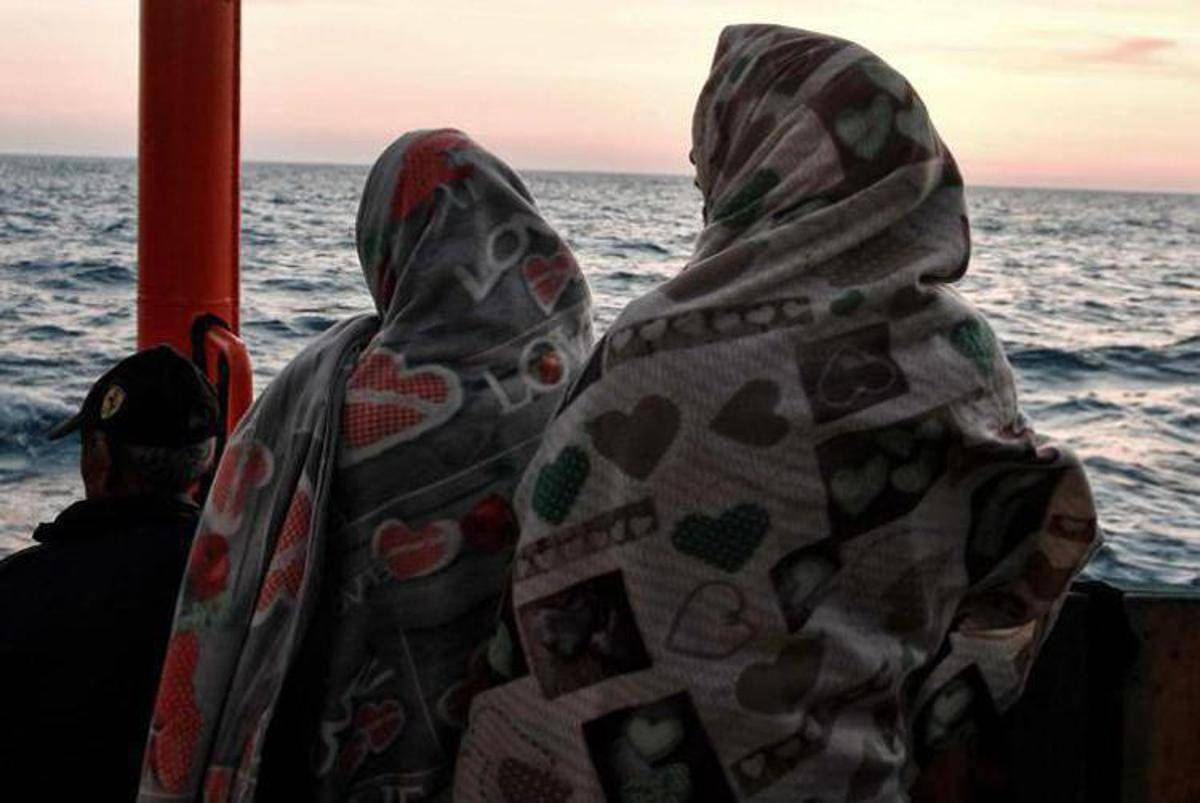 Naufragio al largo della Tunisia, morti 40 migranti - 