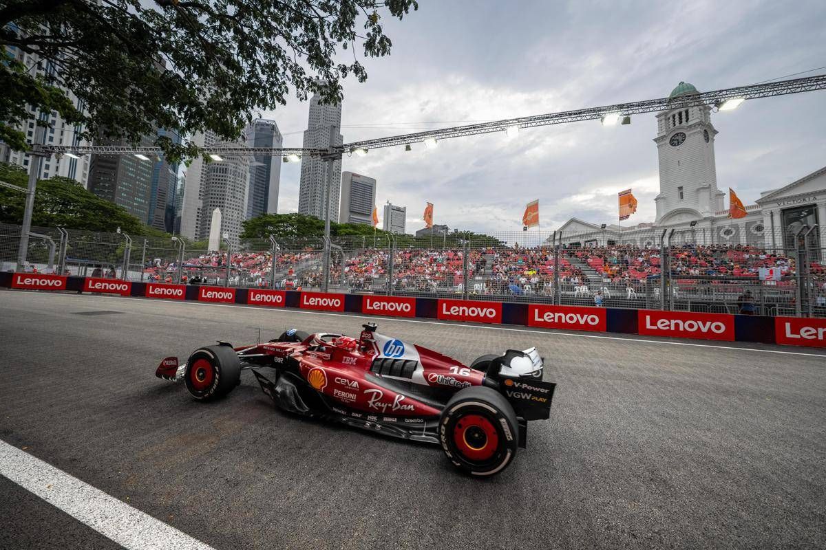 Ferrari, che confusione a Singapore: Leclerc 'spinge' Norris a muro in pit lane - 