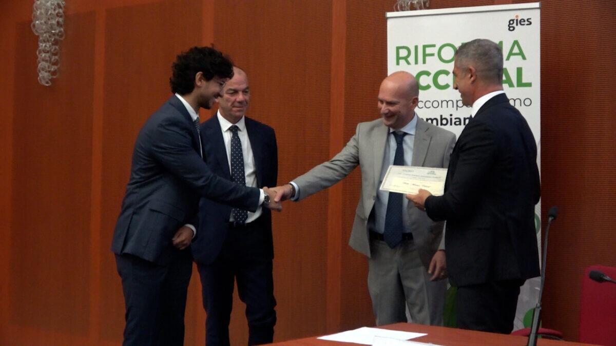 Premio Borghi: un giovane genio salva gli enti locali dalla crisi? | Scopri la verità dietro la finanza pubblica! -