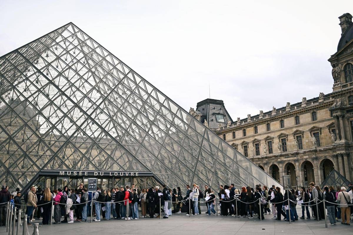 Furto al Louvre, le ipotesi sul gruppo di ladri: "Più di 4, nessuna evidenza di un complice nel museo" -