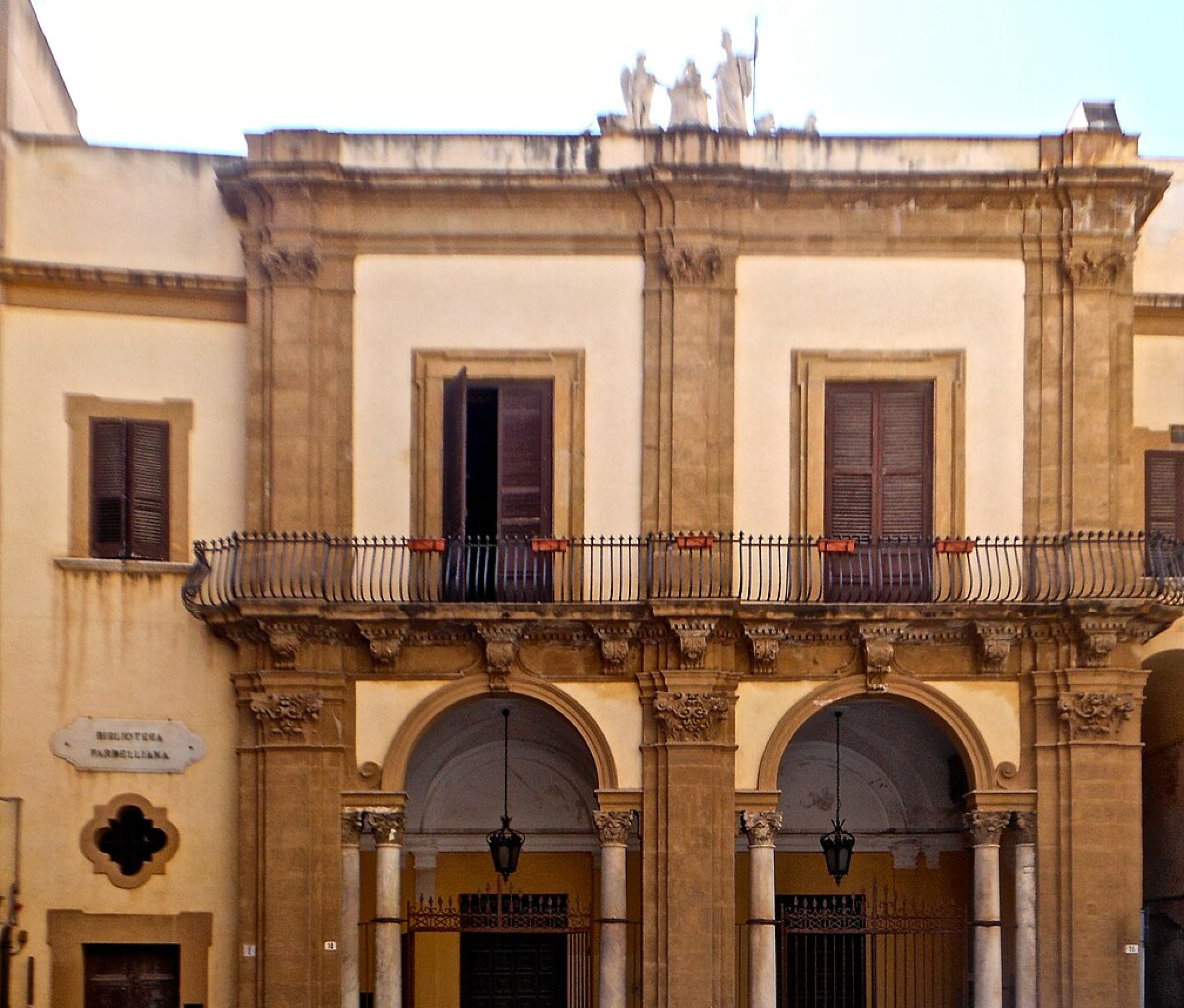 Il luogo a Trapani dove il tempo si è fermato e i segreti di secoli dormono ancora tra gli scaffali - Foto: Annibaliano/Wikipedia