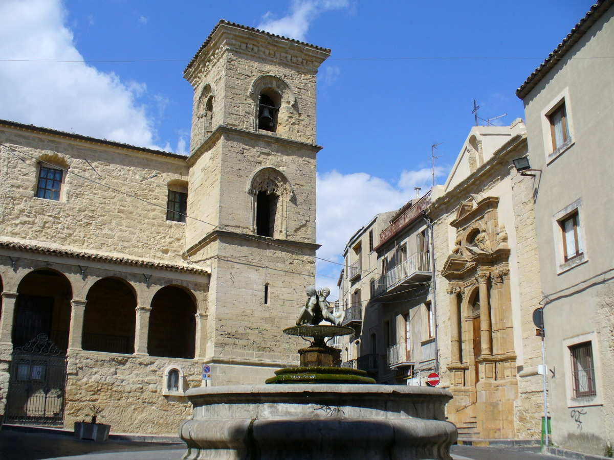La strada che attraversa la storia di una città sospesa tra cielo e passato - Foto: Leandro Neumann Ciuffo/Wikipedia