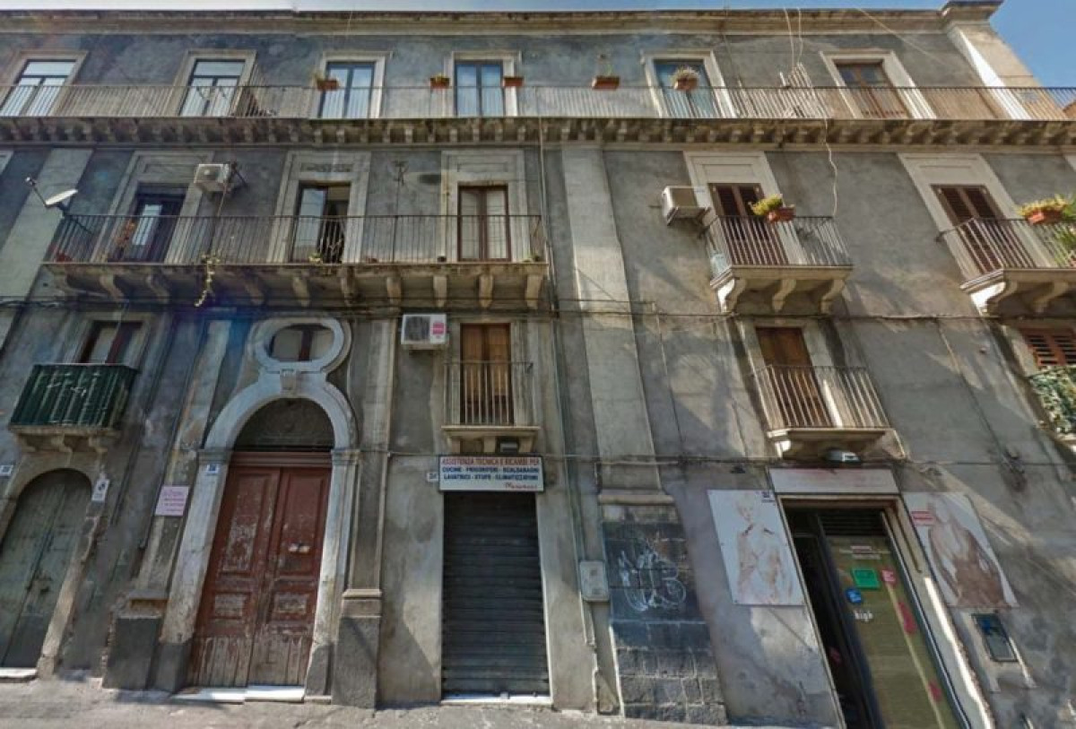Dietro una facciata anonima di Catania si nasconde un palazzo che ha sfidato secoli di terremoti e restauri - Foto: Google Street View