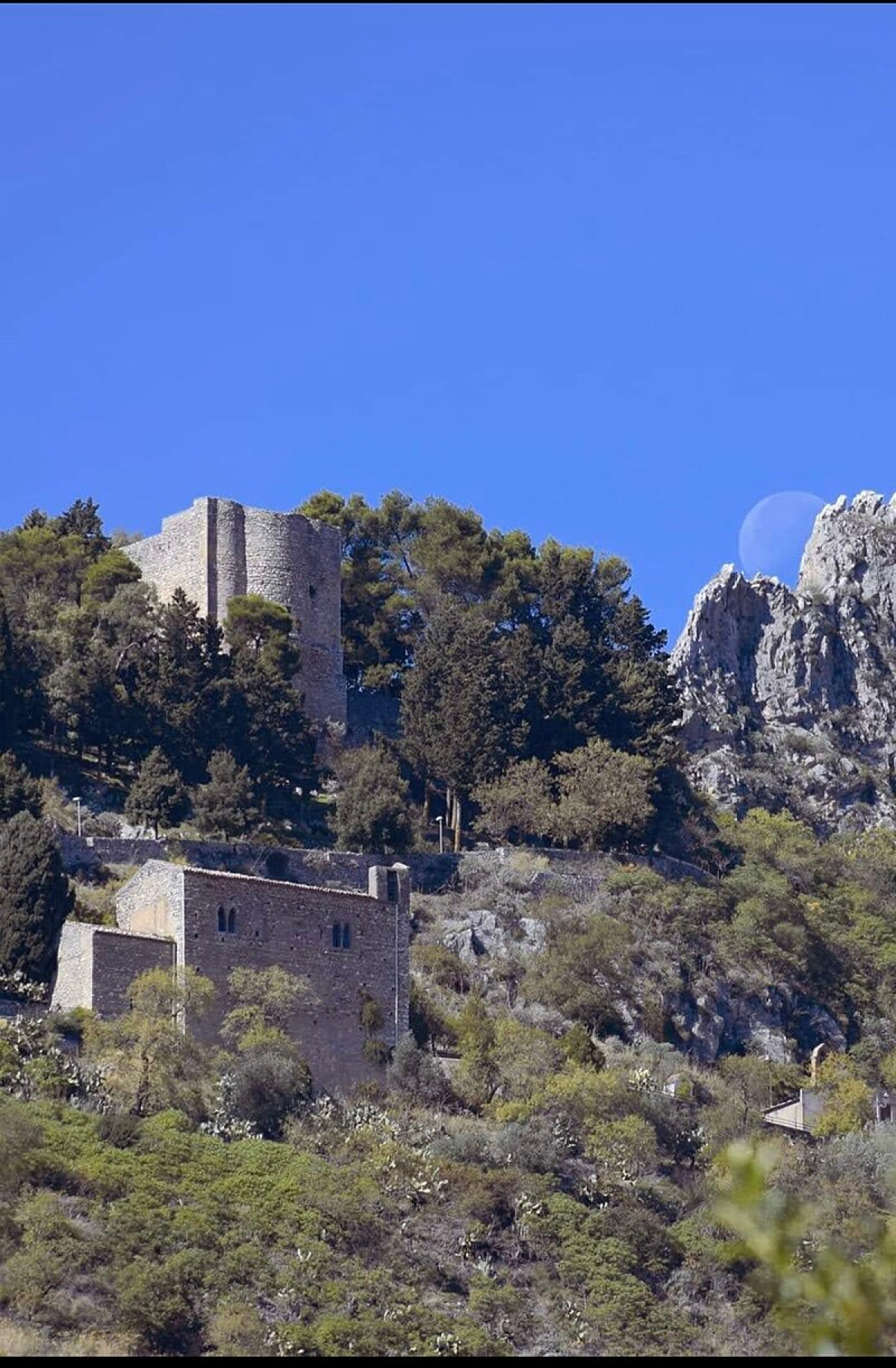 A Palermo, esiste un borgo tra le montagne che racconta la Sicilia più autentica - Foto: Pino Giarratana/Wikipedia
