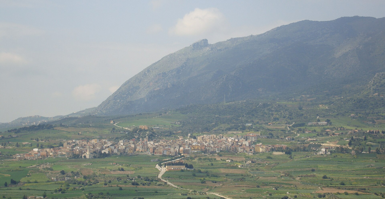 Dove la terra brucia di sole e vento: il paese che resiste nel cuore della provincia di Palermo - Foto: Azotoliquido/Wikipedia