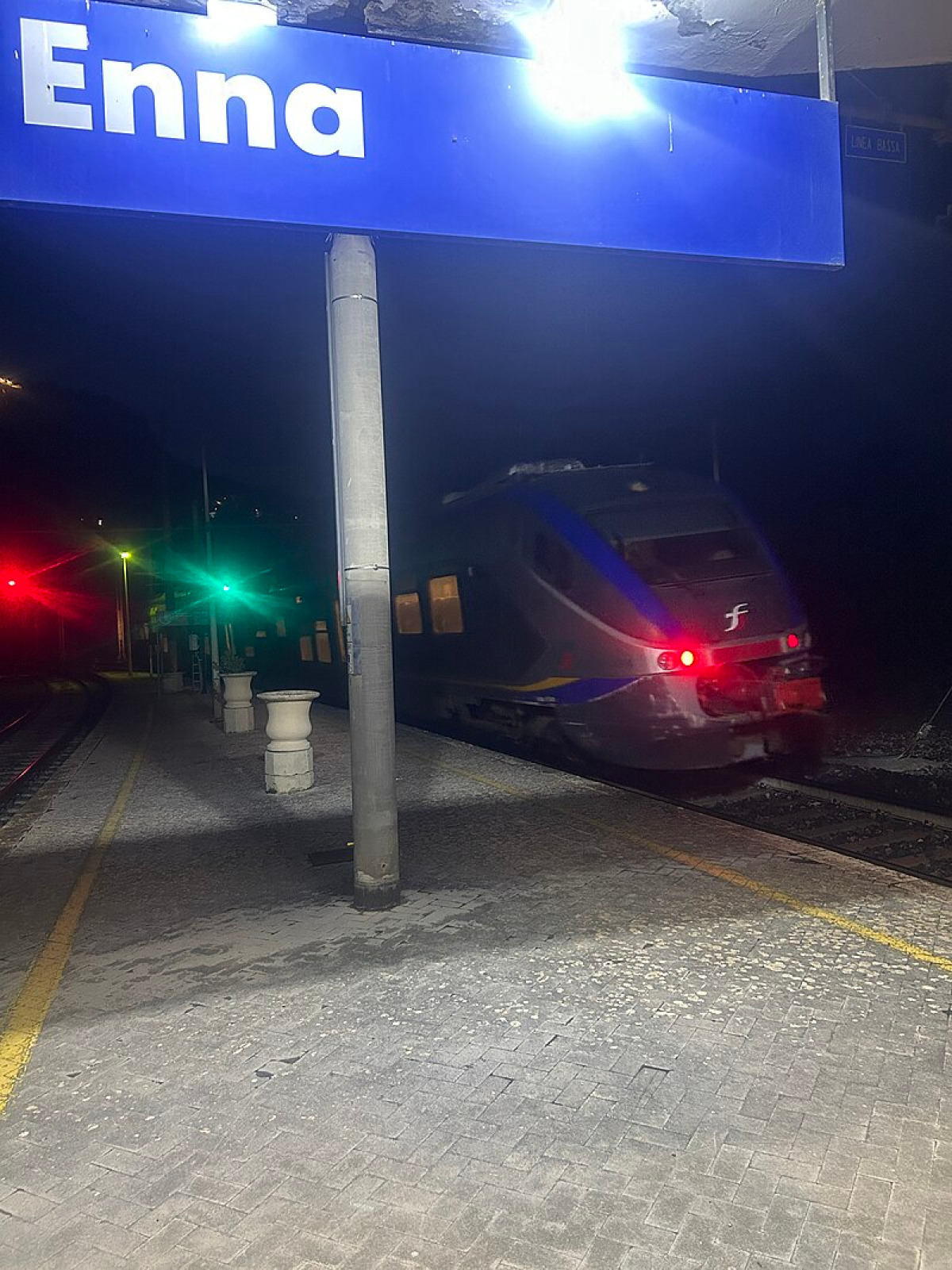 La stazione sospesa tra le nuvole: il luogo dove il treno incontra il cielo di Enna - Foto: GiovanniPen/Wikipedia