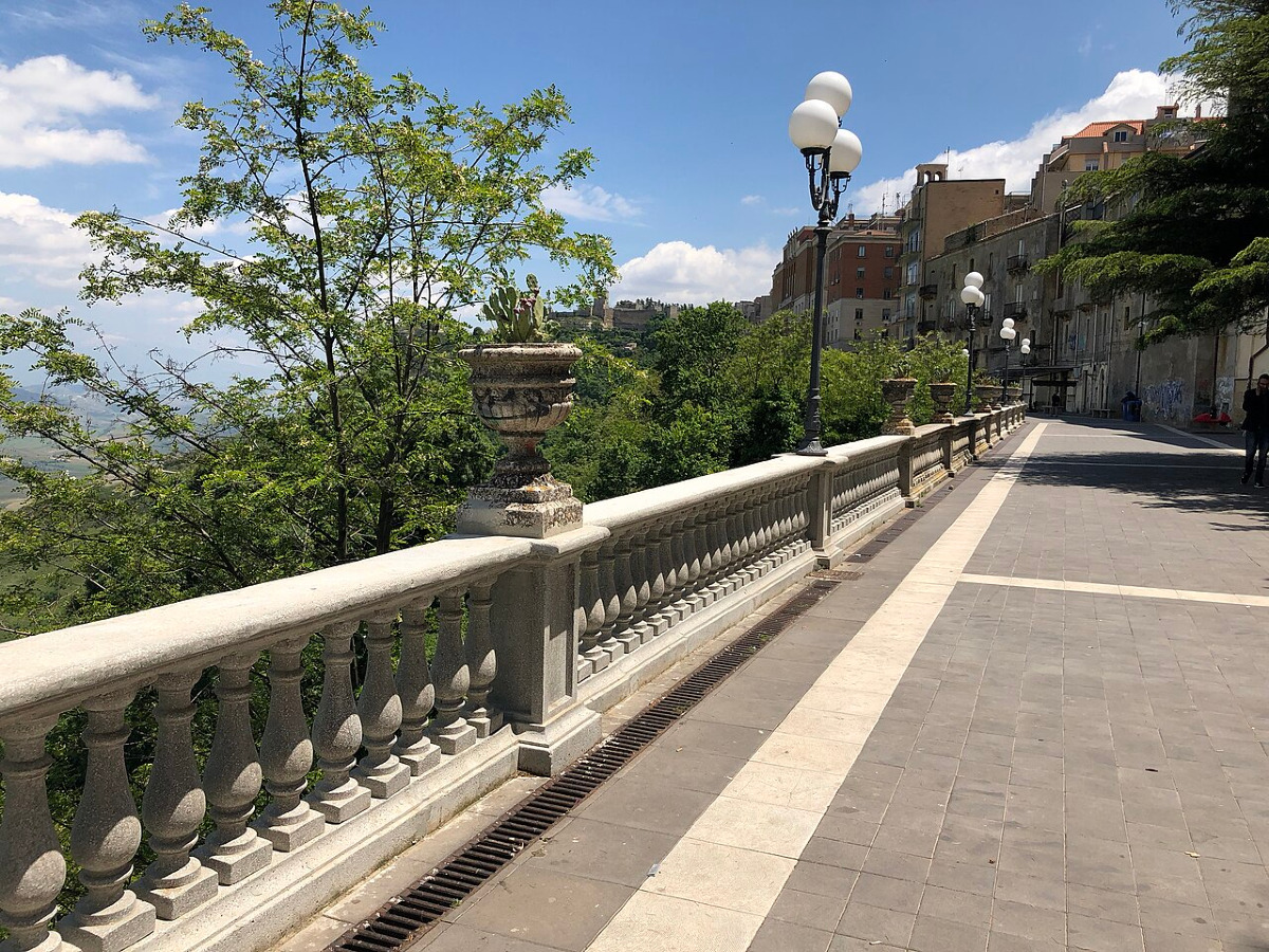 Il viale che racconta Enna: dove la città si specchia tra storia e curiosità assurde - Foto: Davide Mauro/Wikipedia