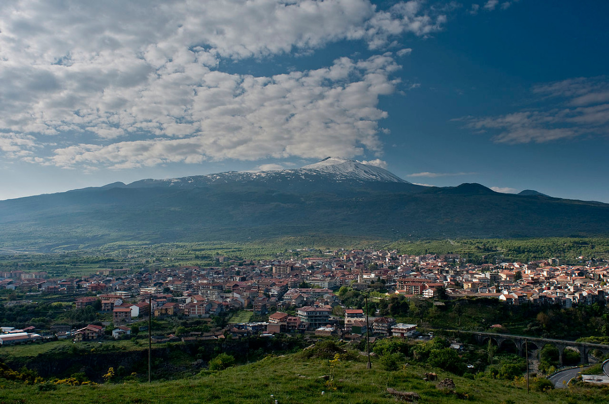 Una città che sembra uscita da un'altra epoca: alle pendici dell'Etna, nasconde misteri incredibili - Foto: Luca Sartoni/Wikipedia