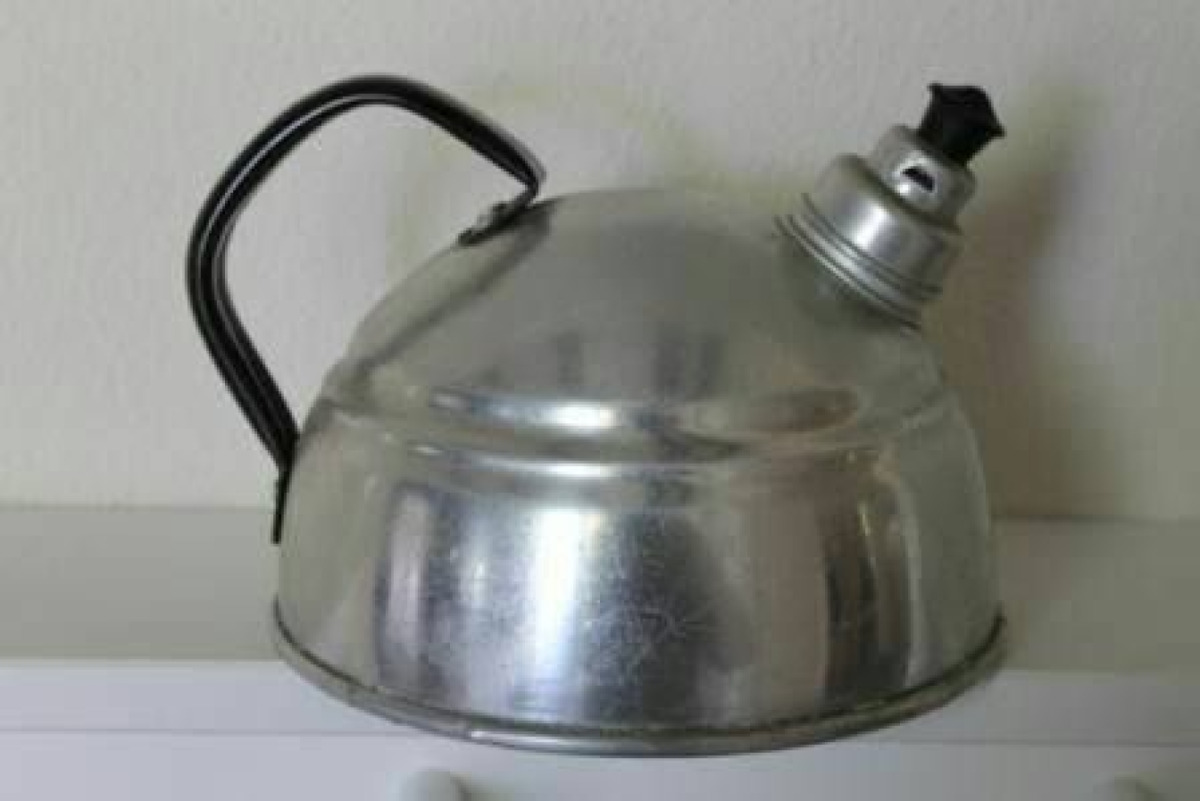 Il vecchio bollitore in alluminio: il suono che annunciava il calore di casa - 