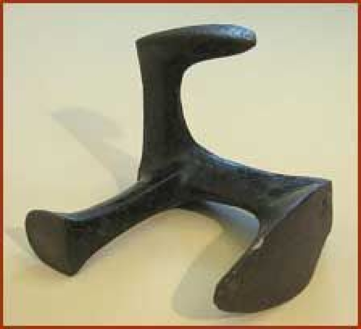 Il misterioso strumento del calzolaio: un ricordo di botteghe, cuoio e antichi mestieri - 