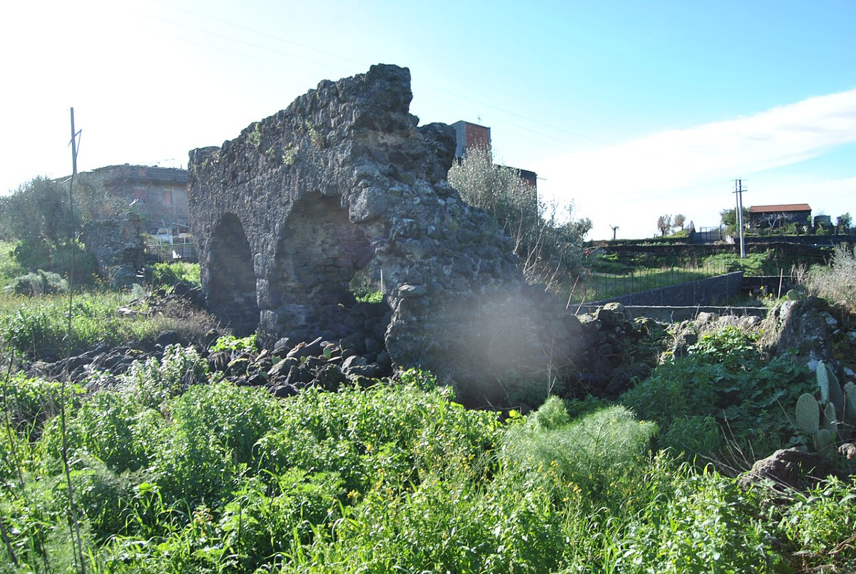 Il mistero che dell’acquedotto romano di Catania: il fiume perduto che ha cambiato per sempre il volto della città - Foto: Archeo/Wikipedia