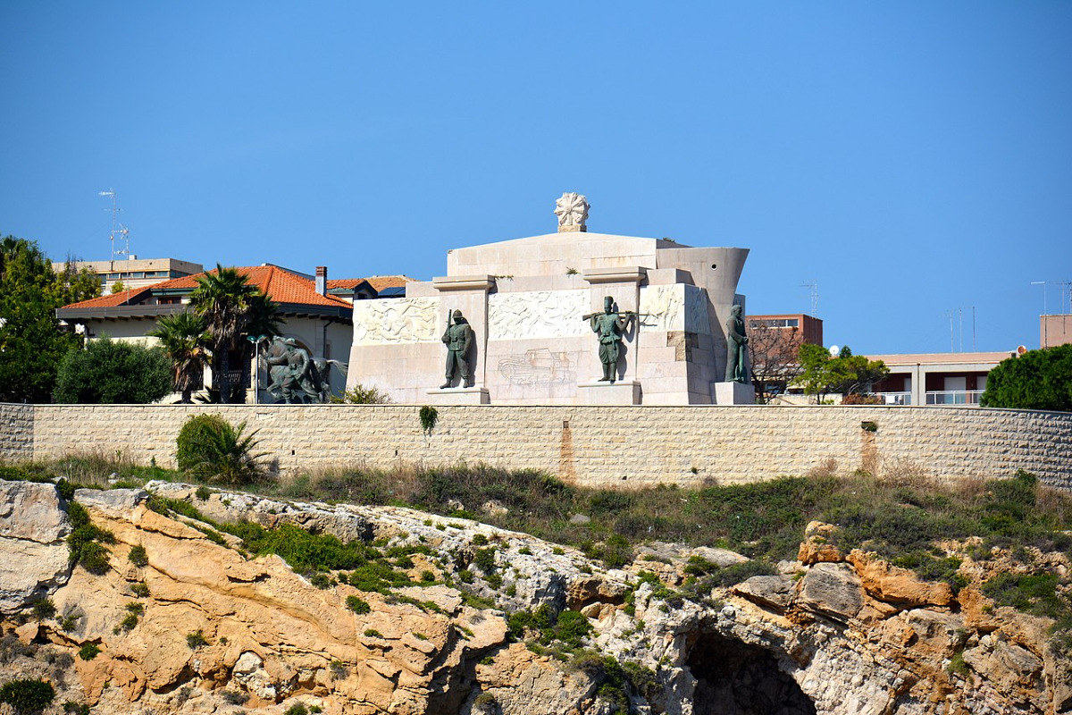 Il monumento di Siracusa e la curiosità inattesa che rivela un passato dimenticato - Foto: Andrew Beyzman/Wikipedia