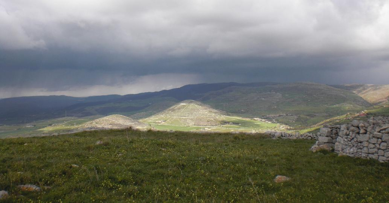 Il profilo di Monte Raci e la curiosità nascosta che ha reso Ragusa un’icona del paesaggio ibleo - Foto: Sal73x/Wikipedia