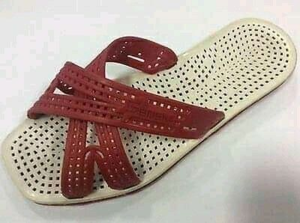Le ciabatte bucherellate: l’oggetto che ha accompagnato l’infanzia di generazioni - 