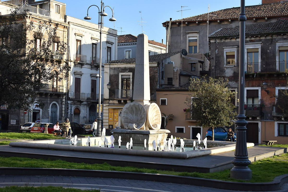 La fontana di Catania dove un obelisco ha cambiato volto due volte - Foto: Francesco Lombardi/Wikipedia