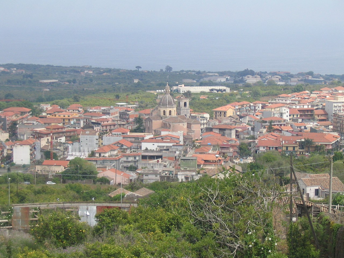 Il borgo catanese che custodisce un passato sorprendente tra antichi casali e paesaggi scolpiti dall’Etna - Foto: Roberto Quartarone/Wikipedia
