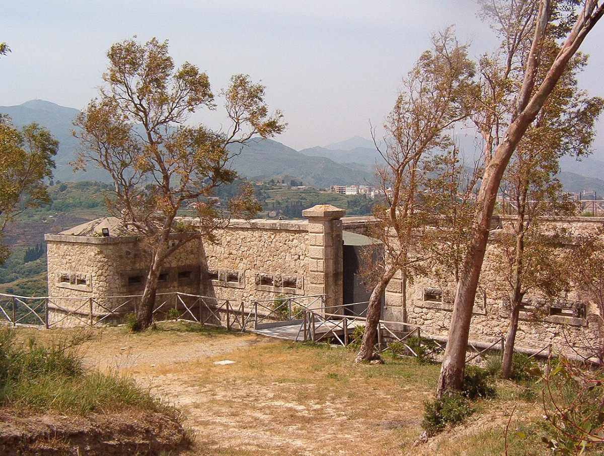 I forti sconosciuti da tutti a Messina e la curiosità sorprendente che cambia il modo di guardarli - Foto: Fantastic_00/Wikipedia