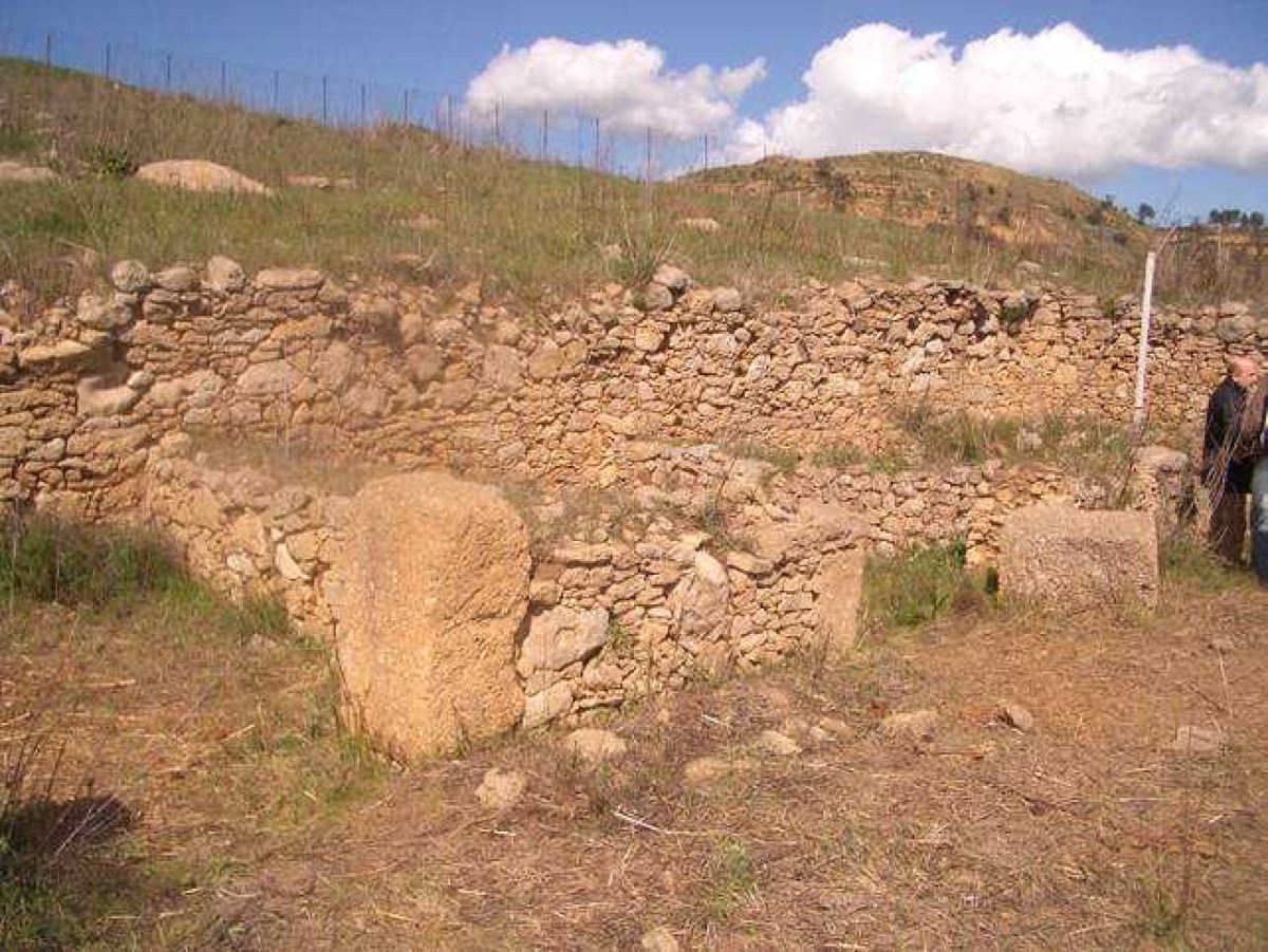 La collina catanese che sembra quieta ma racconta secoli di vita - Foto: Classe I M L.S. 'Archimede' - Acireale a.s. 2008-09/Wikipedia