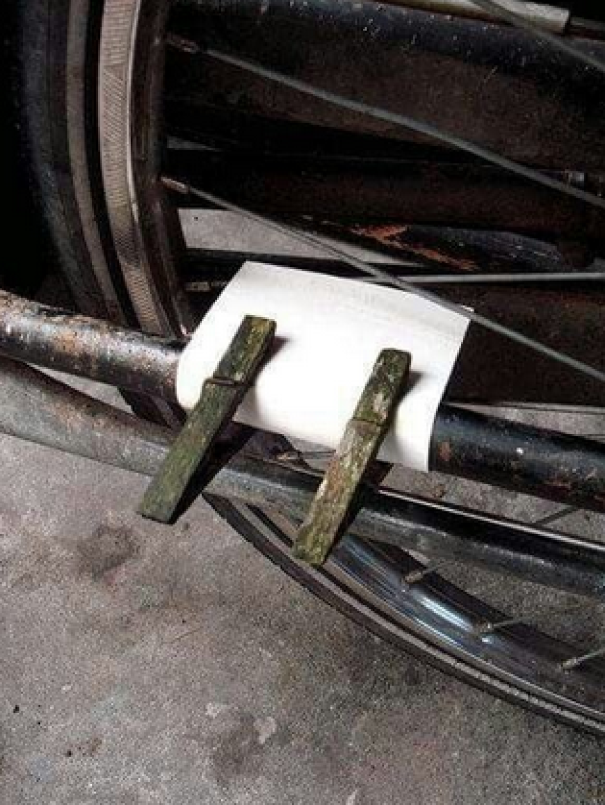 La carta nei raggi della bici: il rumore che ha segnato l’infanzia di intere generazioni - 