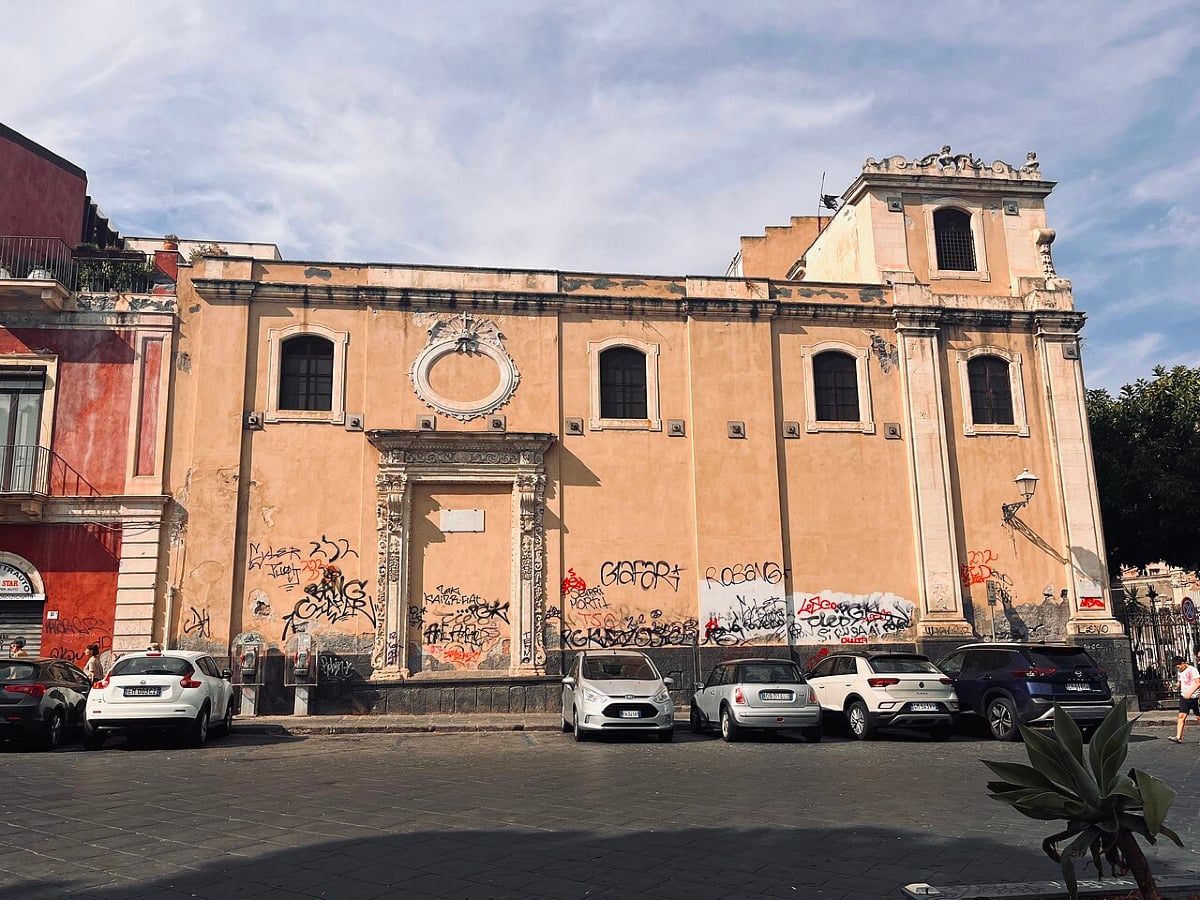 Un luogo che ha vissuto terremoti, ricostruzioni e cambiamenti continui nel cuore di Catania - Foto: Iopensa/Wikipedia