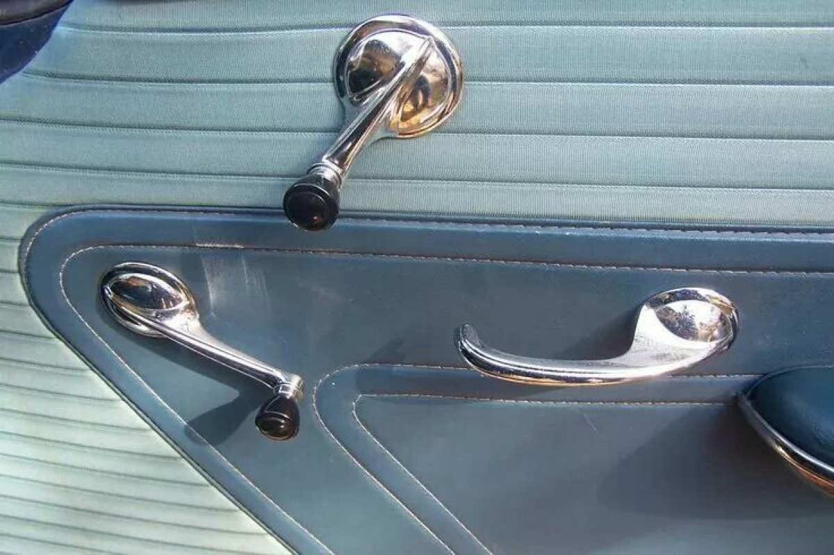 Quando per abbassare il finestrino serviva il “gomito d’acciaio”: il ricordo di un gesto che oggi non esiste più - 