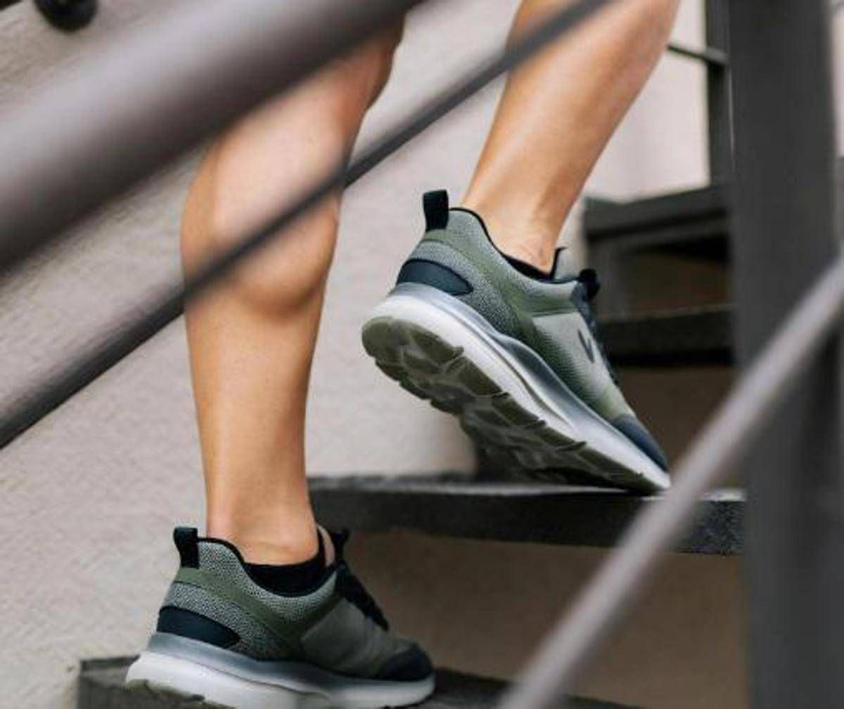 Le scale diventano una palestra, ecco i 7 esercizi per tutti - 