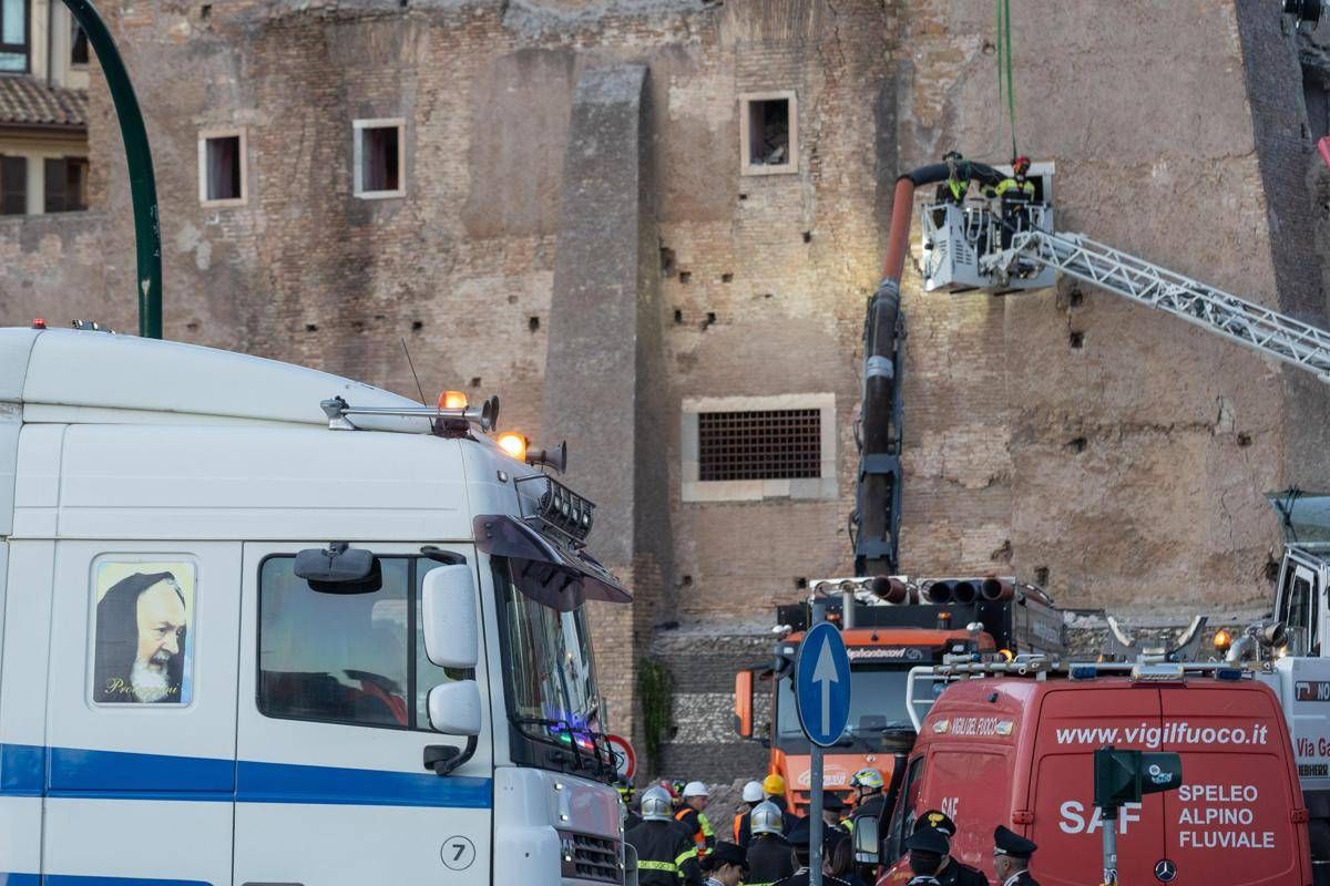 Crollo Torre dei Conti a Roma, Smeriglio: "Prima salvare operaio, poi, valutazioni tecniche su cause" - 