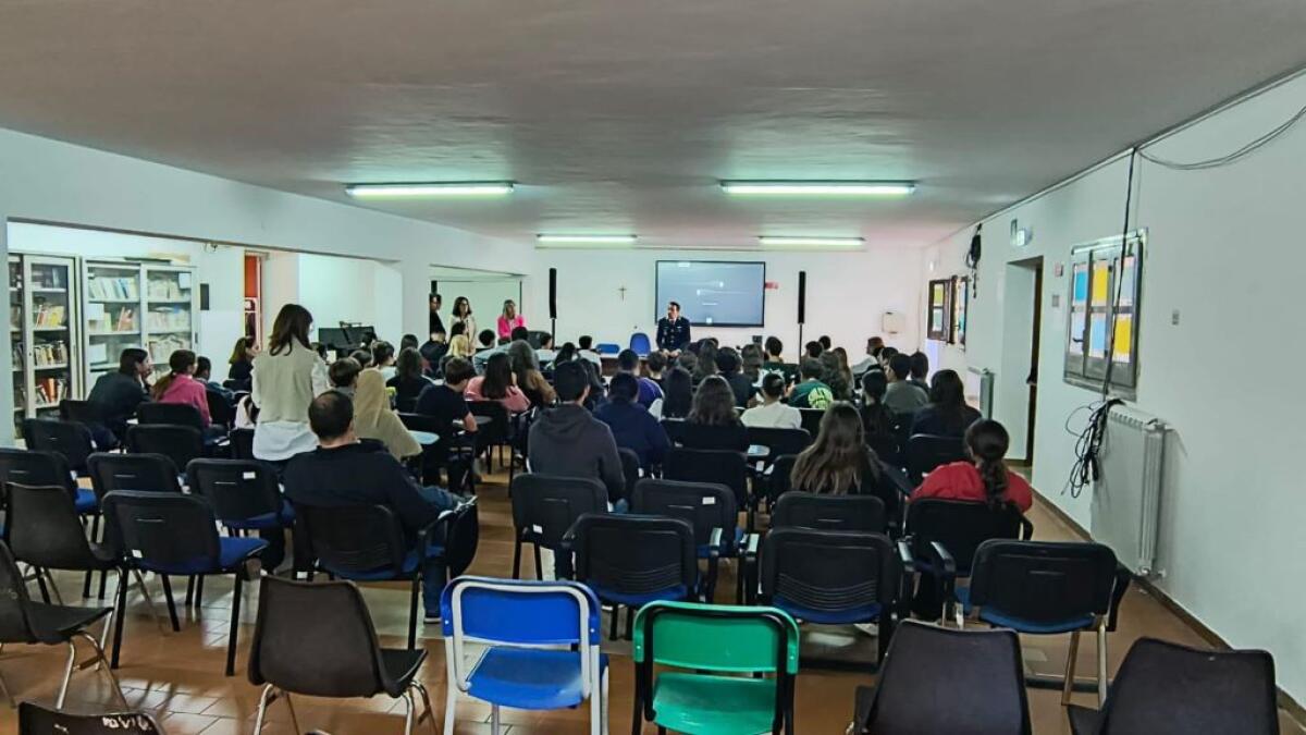 Polizia di Trapani coinvolge i giovani | Scopri perché il bullismo potrebbe nascondere un pericolo maggiore! - 