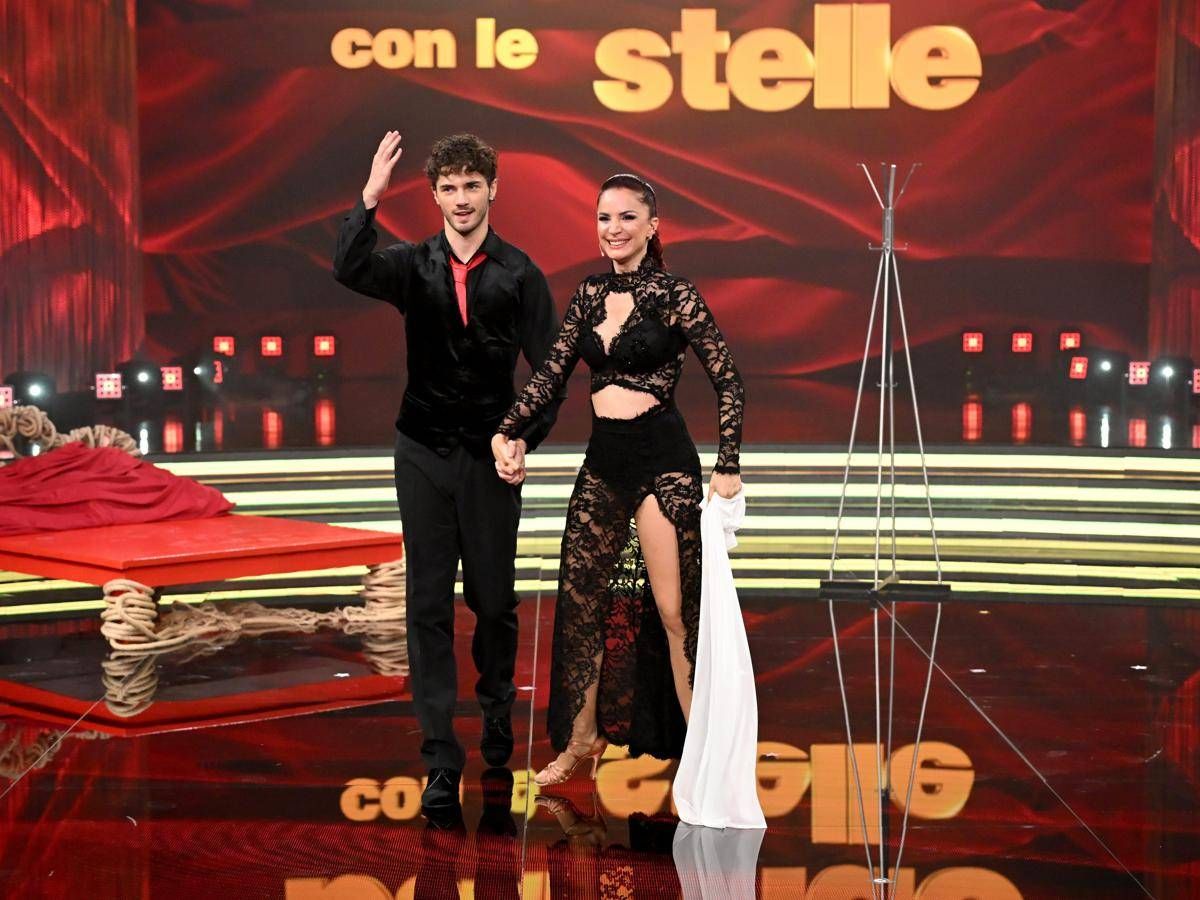 Ballando, standing ovation per Delogu: il gesto di Nikita dopo l'esibizione - 