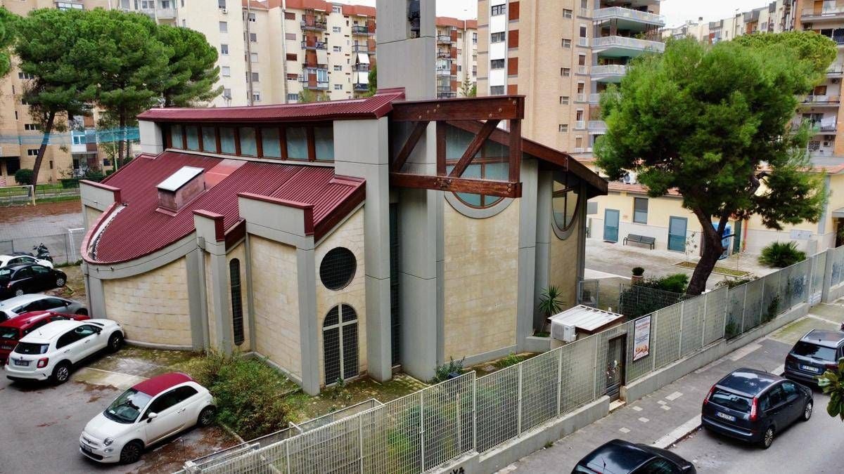 Neonato morto in culla termica Bari, rinviati a giudizio parroco e responsabile manutenzione - 