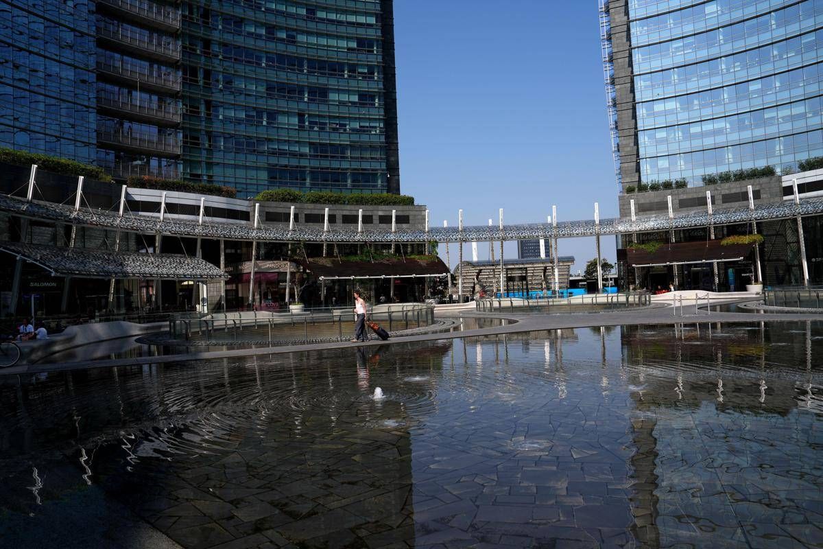Milano, donna accoltellata in piazza Gae Aulenti - 