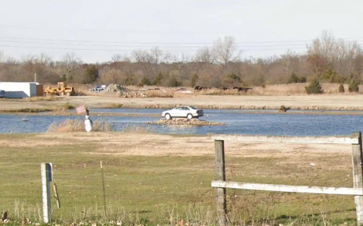 Volvo Island, l’isola bizzarra dove una Volvo S80 è parcheggiata da più di un decennio - 