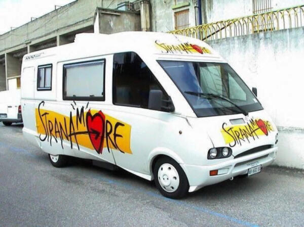 Il camper di Stranamore: quando l’amore viaggiava su quattro ruote