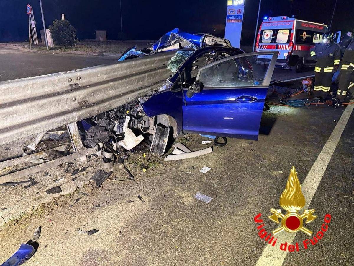 Auto si schianta contro guardrail e si spezza in due: miracolosamente illeso conducente - 