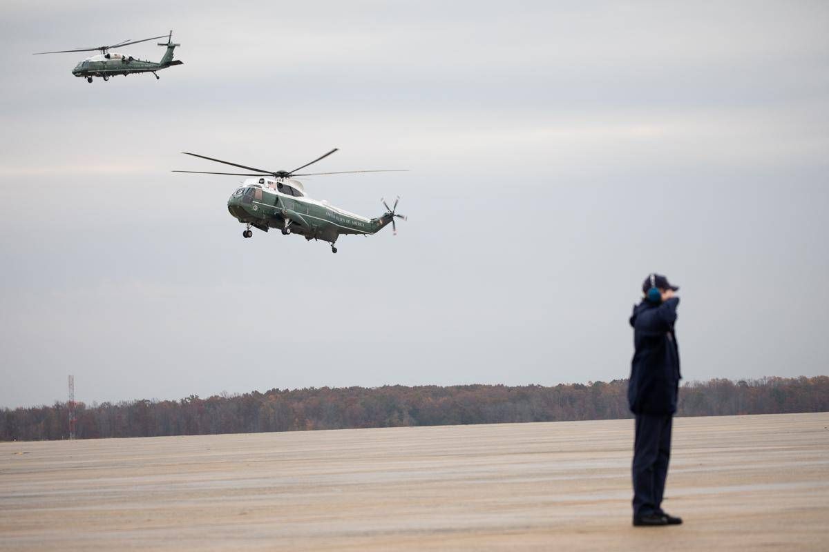 Pacco sospetto nella base dell'Air Force One, ricoveri ed edificio evacuato - 