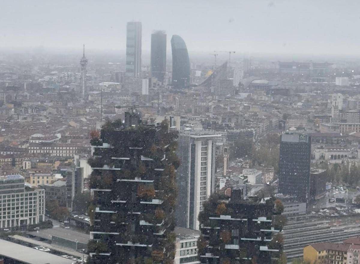 Freddo artico in Lombardia, neve arrivata a Milano - 