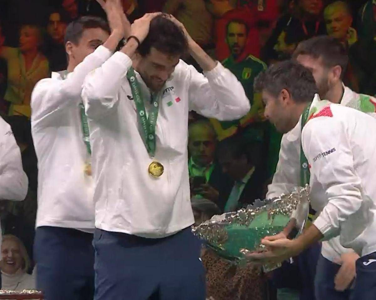 Bolelli alza la Coppa Davis, ma... la rompe (poi l'aggiusta) - 