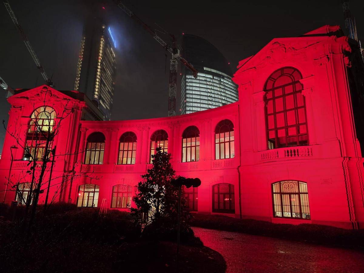 Violenza su donne, Fondazione Fiera Milano illumina di rosso sede Palazzina degli Orafi - 