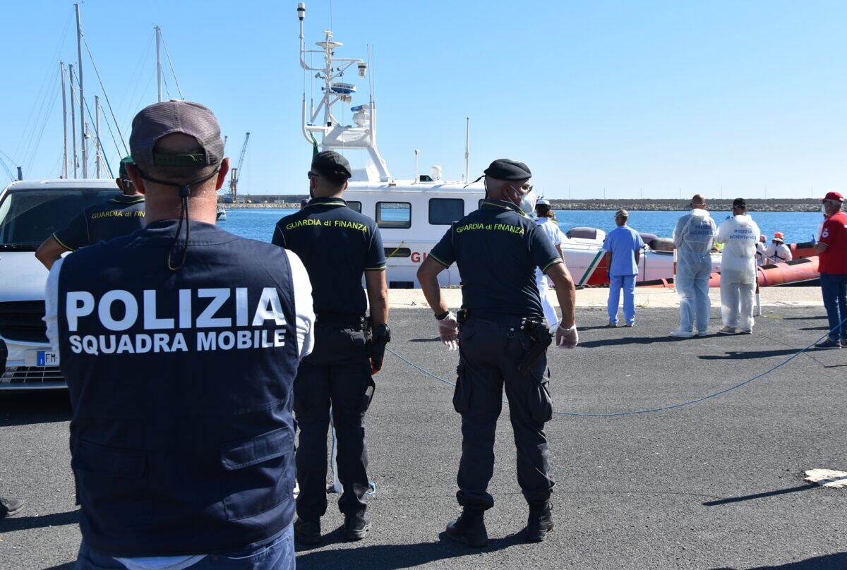Fermati 3 egiziani in Polizia a Ragusa | Perché l'immigrazione clandestina è solo la punta dell'iceberg? - 