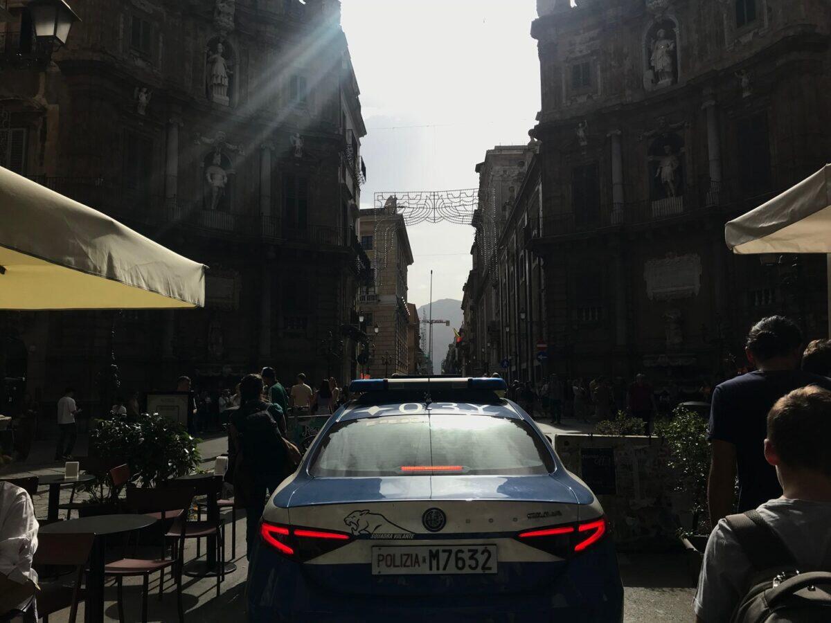 Un 31enne armato di accetta bloccato a Palermo | La Polizia sventola il pericolo nelle "zone rosse"! - 