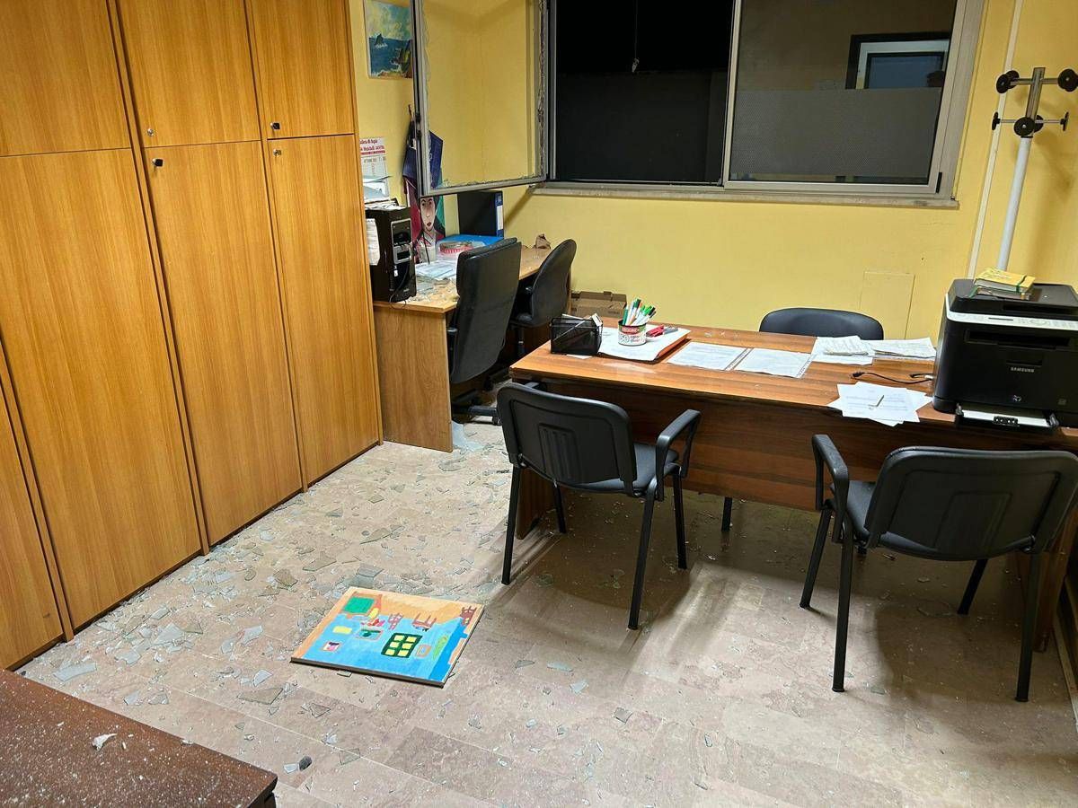 Incappucciati tirano bomba carta e imbrattano con svastiche scuola a Roma - 