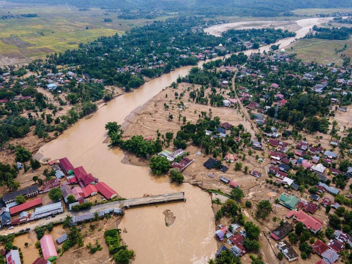Alluvioni Indonesia e Sri Lanka, oltre 320 morti per inondazioni e frane - 