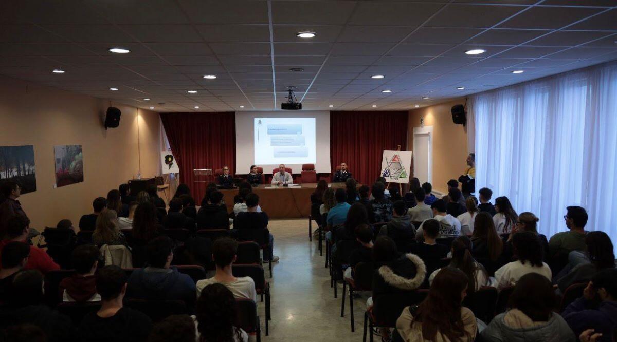 Incontri eccezionali della Polizia di Trapani | Sono davvero i giovani il futuro della lotta contro la violenza di genere? - 